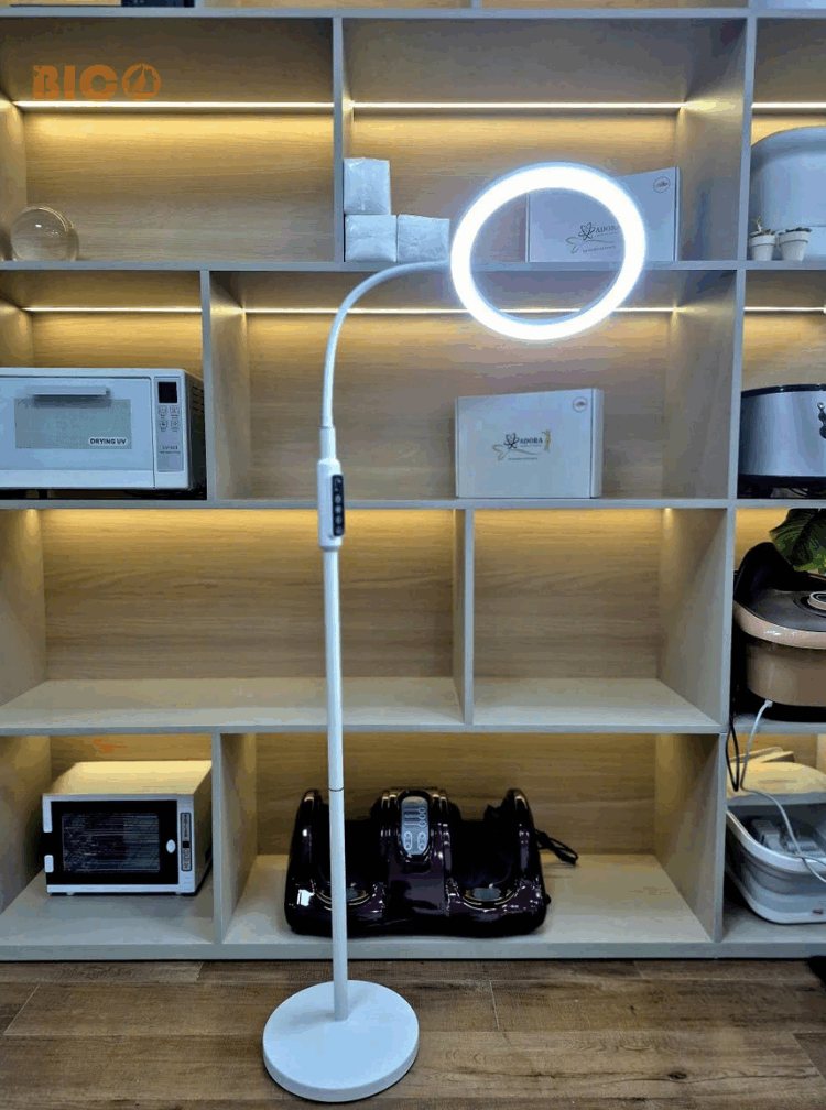 Đèn led vòng đứng có thân uốn dẻo và điều khiển trên thân đặt trong phòng khách hiện đại