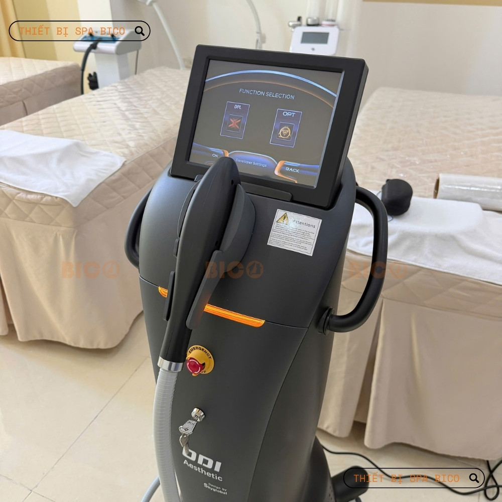 Máy triệt lông công nghệ IPL OPT màn hình cảm ứng đặt trong phòng spa